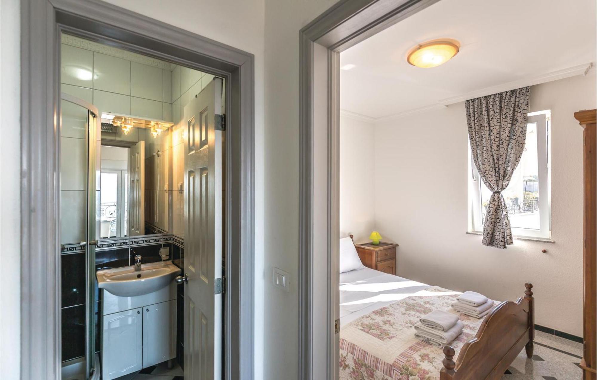 Amazing Apartment In Makarska With House Sea View エクステリア 写真